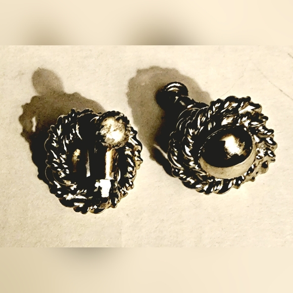 Vintage silver button coil wrapped screwback earrings - Picture 5 of 6